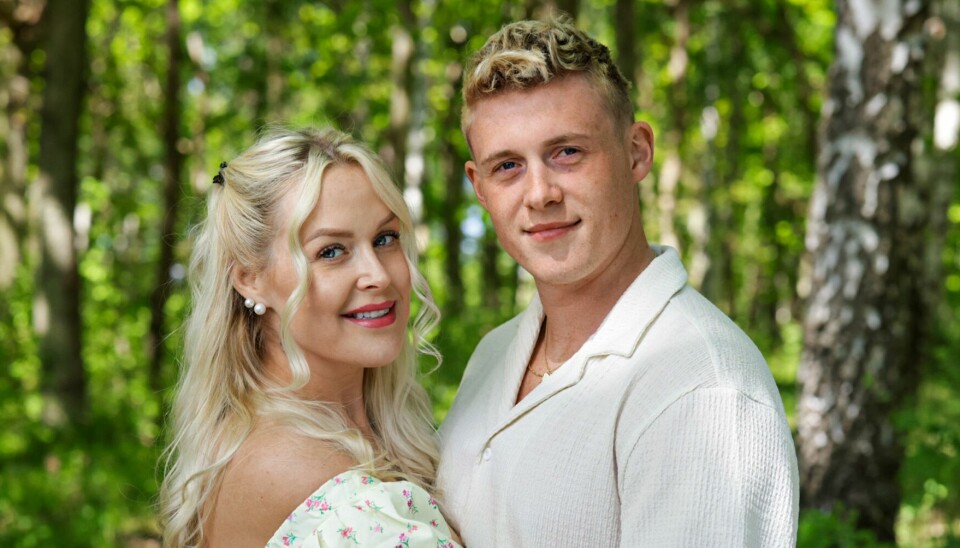 Louise Hjort og Sejr Bek holder om hinanden.