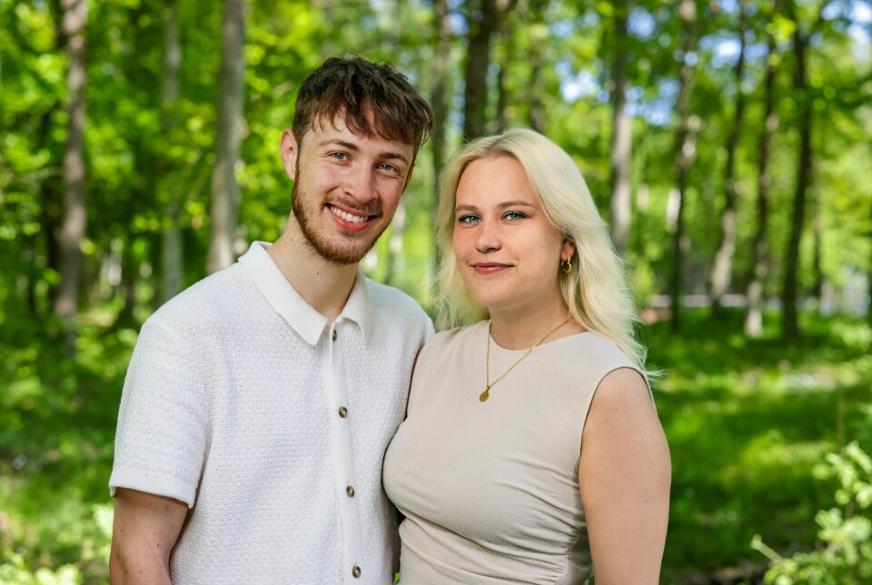 Magnus og Signe fra 'Døm vores forhold' sæson tre står og smiler i skoven og holder om hinanden.