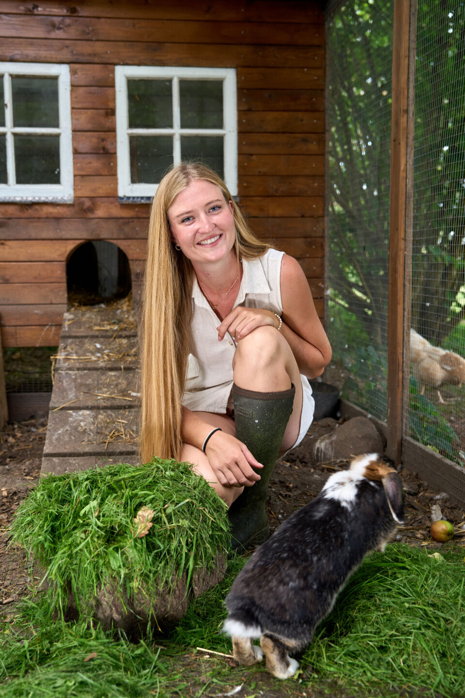 Mia sidder ved sin kanin.