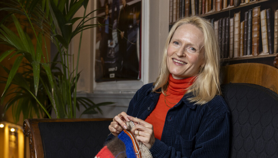 Mille Lehfeldt strikker.