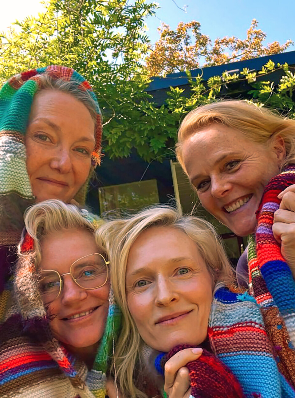 Mille sammen med Christiane Gellerup Koch (th), der lærte hende at strikke. I podcasten ”Mens vi strikker”, som Christiane har sammen med Ditte Hansen (tv) og Trine Gadeberg (midt) sprang Mille for alvor ud som strikker.