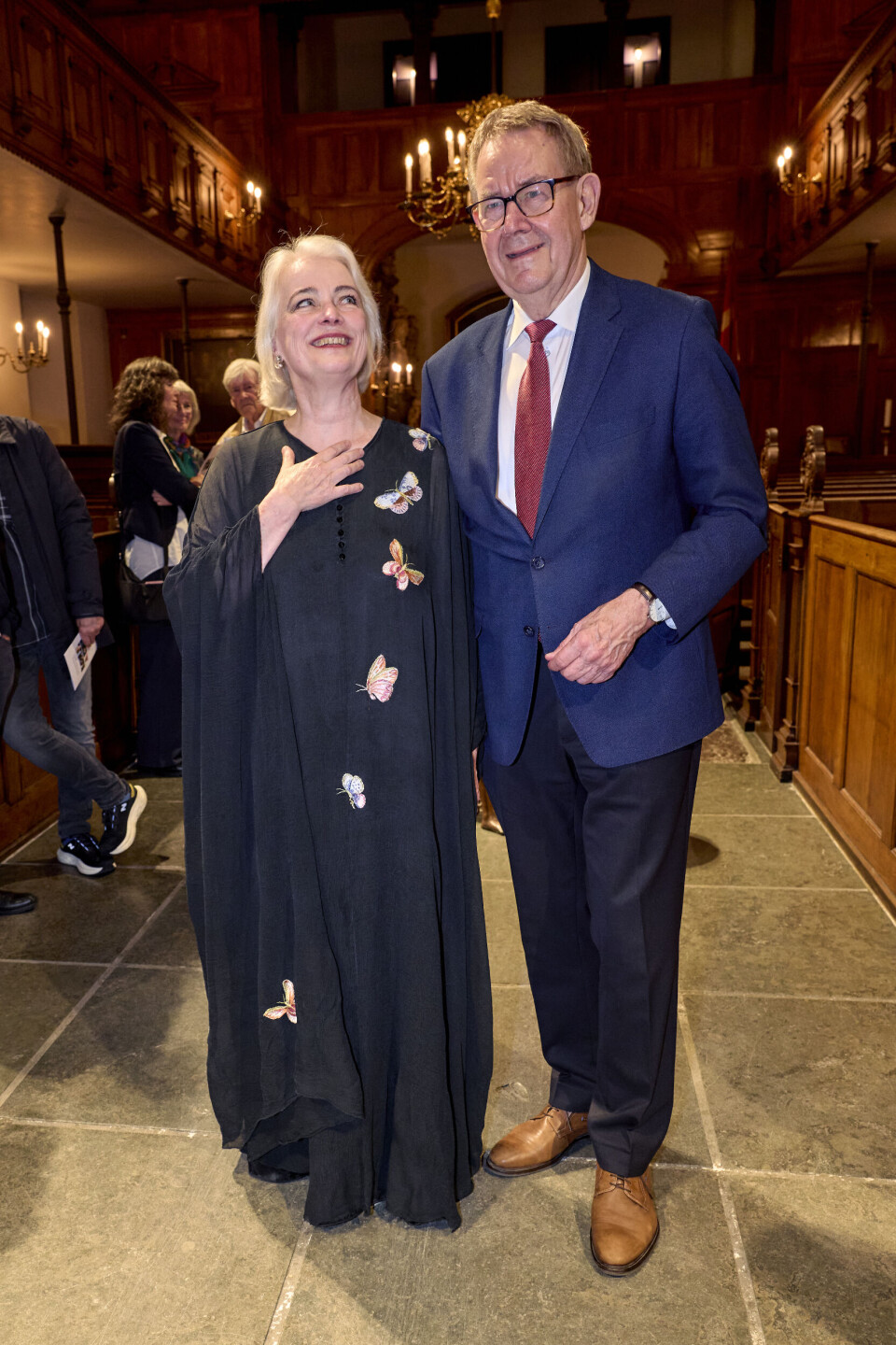 Parret griner til hinanden