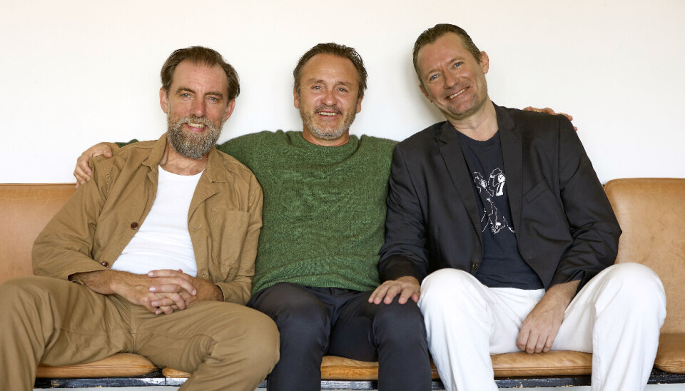 De tre venner sidder sammen på en Sofa.