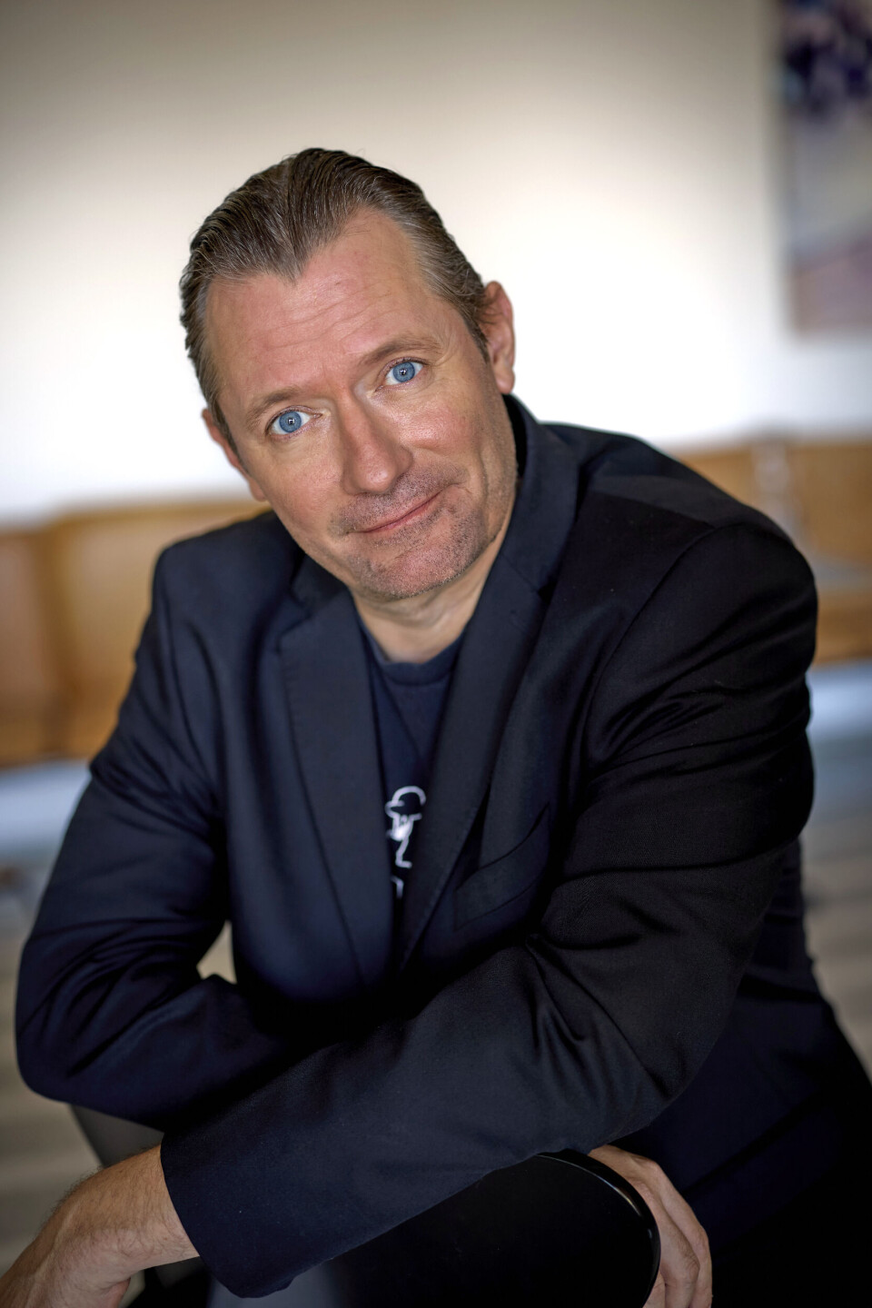 Lars om Jens Jacob – Han kan få mig til at grine, så jeg er ved at pisse i bukserne. Vi har haft nogle sessions på ”Badehotellet”, hvor jeg grinte så meget, at jeg fik hovedpine. Han er også alvorlig og et meget spændende menneske, som jeg ser op til. Vi er begge samlere, der kan lide gamle ting.