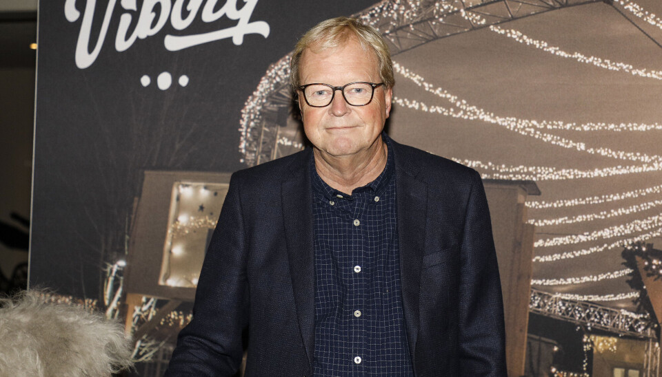 Ulrik står i en sort blazer til Gallapremiere på 'Julemandens datter'