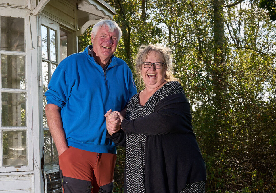 Lars og Gitte smiler og griner ind i kameraet.