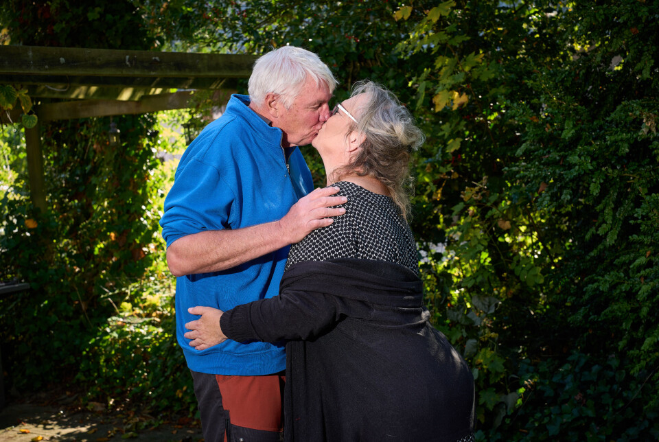 Lars og Gitte kysser.