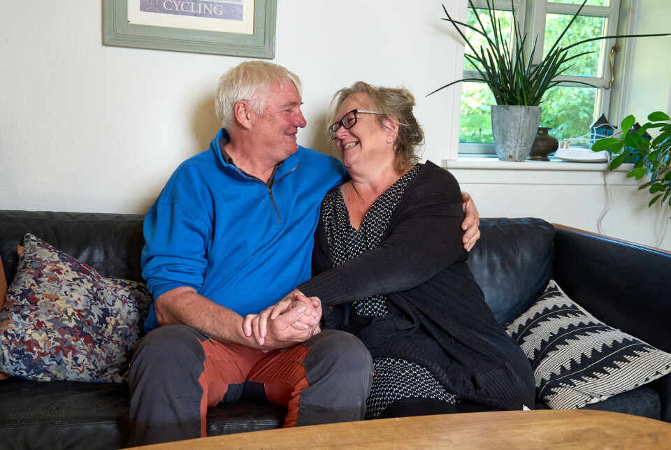 Gitte og Lars sidder i sofaen og kigger hinanden dybt i øjnene.