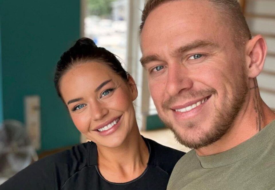Simone og Jeppe smiler ind i kameraet.