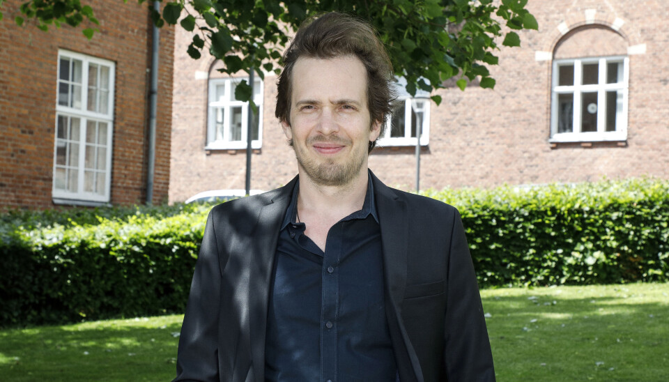 Kristian Leth klædt i sort smiler ind i kameraet.