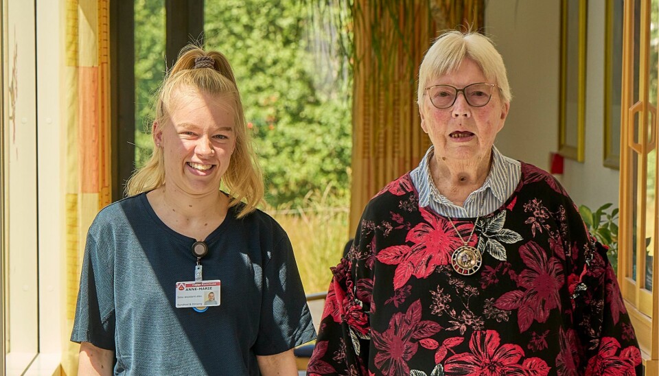 Anne-Marie Rygaard-Wiwe sammen med plejehjemsbeboer Karla Käte Bøgh på en lille gåtur på plejehjemmets gange.