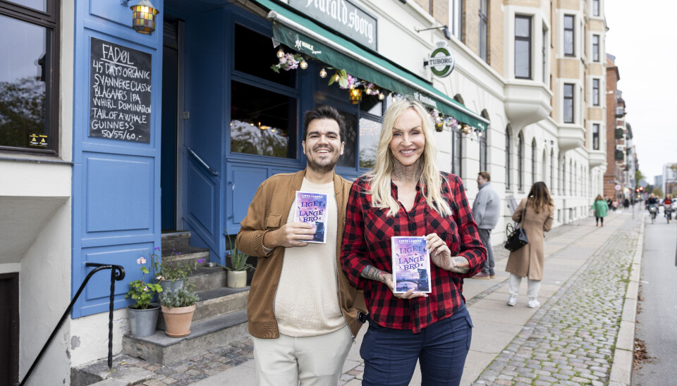 Linse Kessler og lukas Birch viser stolt bogen 'Liget ved Langebro' frem.