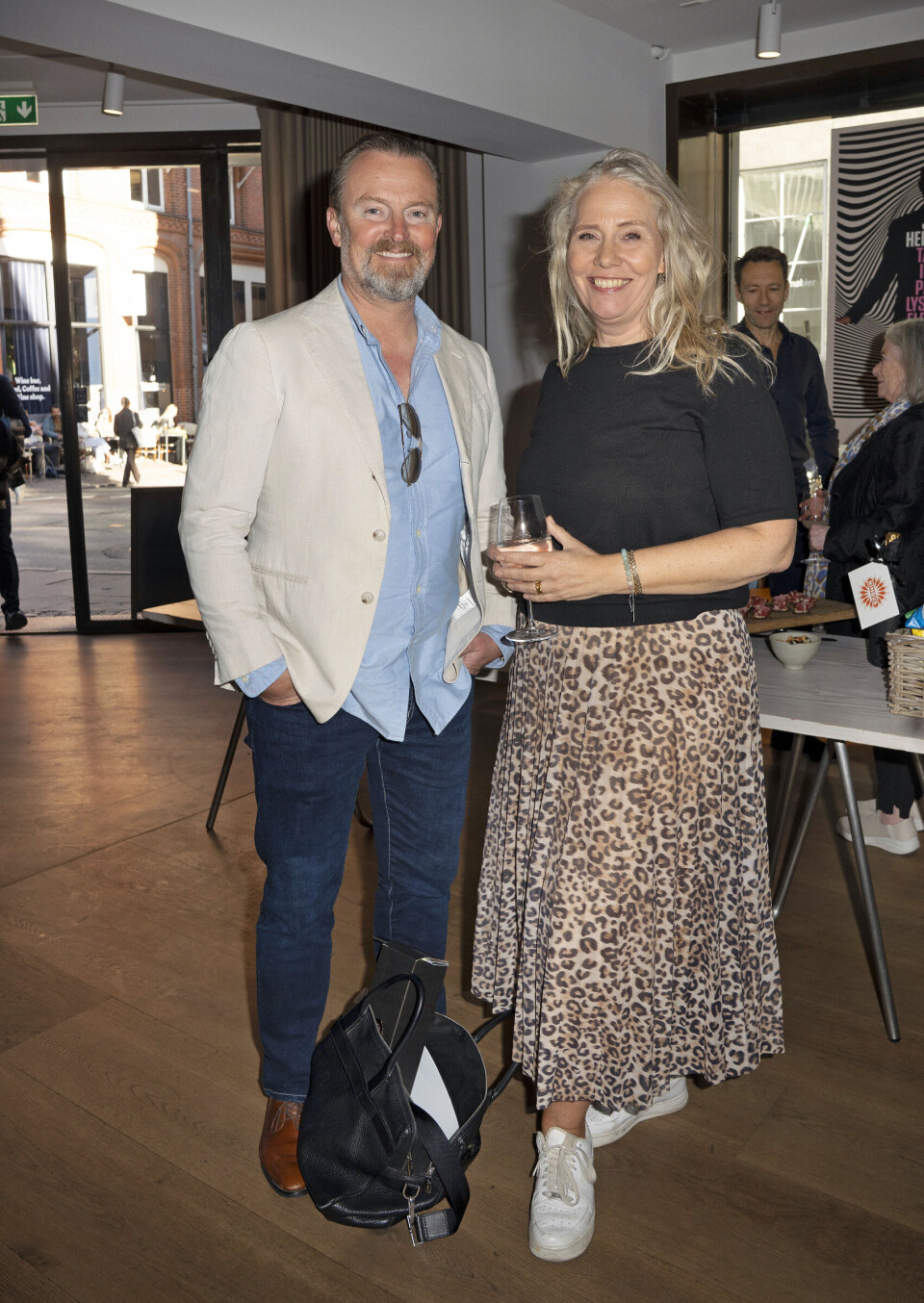 Walther Rebernik, 52, der står bag den populære Jan Rose-serie, sammen med Gyldendals pressechef, Helle Skov Wacher, 54.
