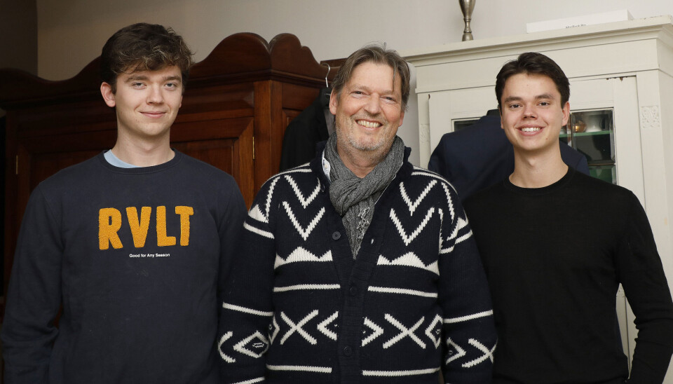 Hjemme hos Christian Elhauge fra 'Årgang 0' i Århus. Ludwig Elhauge, Mogens Elhauge og Christian Elhauge står på række og smiler.