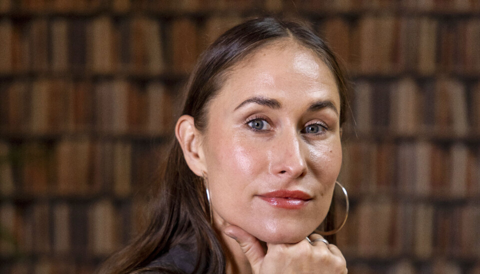 Portræt af Rosalinde Mynster. Hun kigger ind i kameraet med hovedet hvilende på sin hånd.