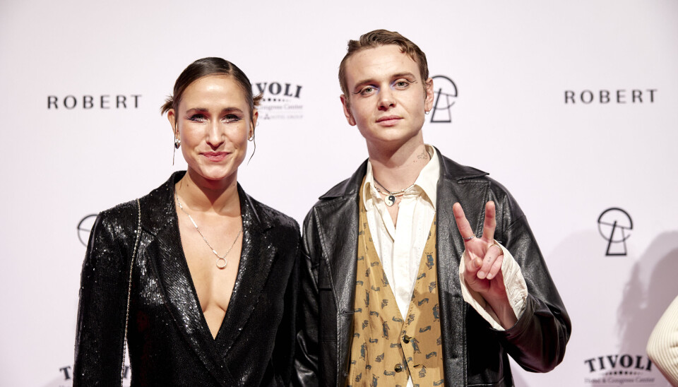 Rosalinde med sin kæreste, Jakob. Han laver piecetegn til kameraet.