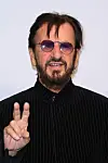 Ligesom Noller er Ringo Starr, 85, trommeslager, og mødet med den verdenskendte Beatle i England er noget, som Noller aldrig glemmer.