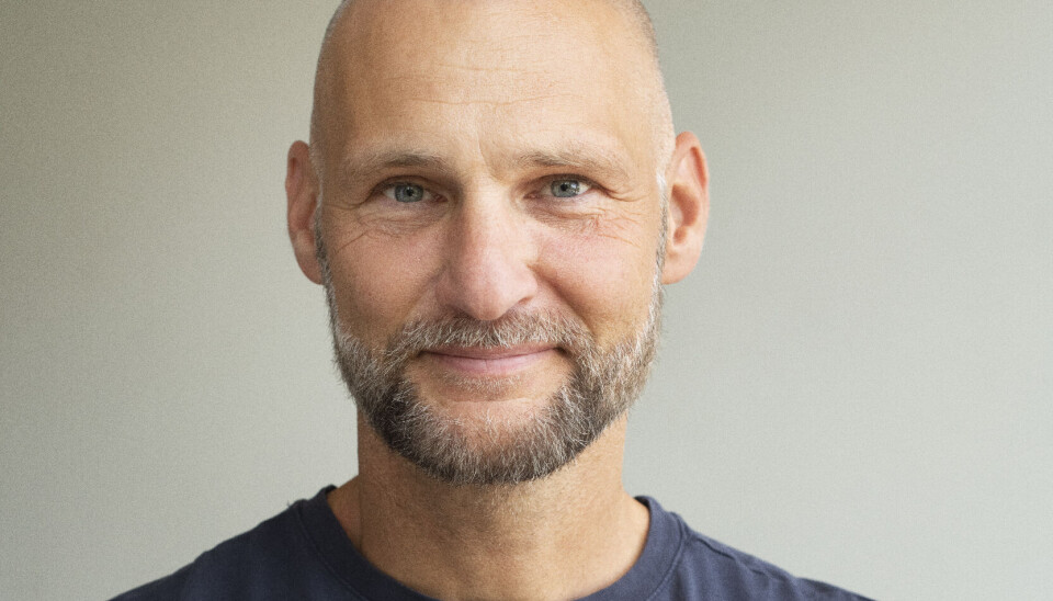Praktiserende læge Philip Vensby kigger i kameraet.