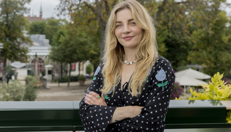 Molly Egelind med langt lyst hår.