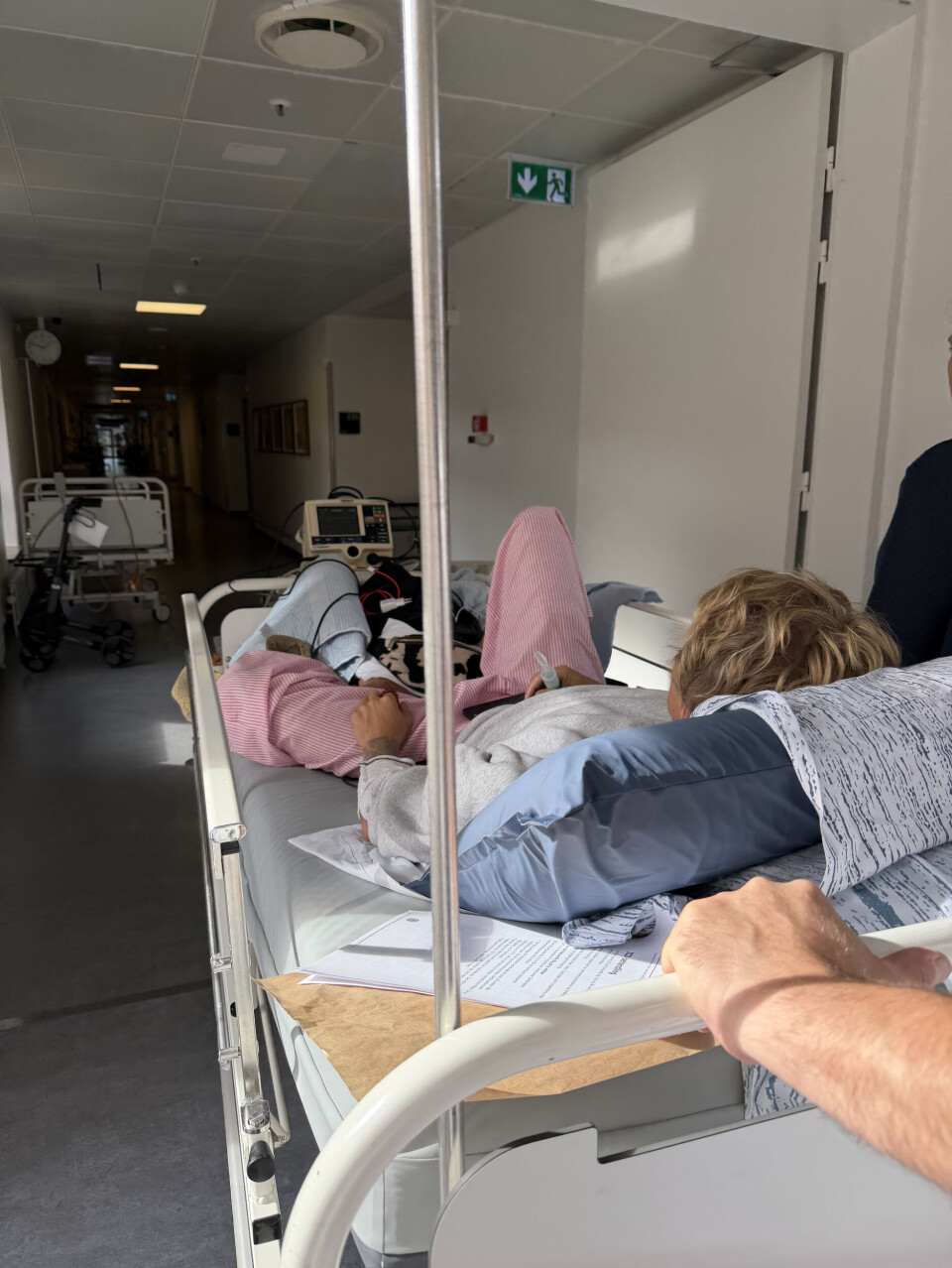 Nicolaj bliver transporteret i sin seng på hospitalet.