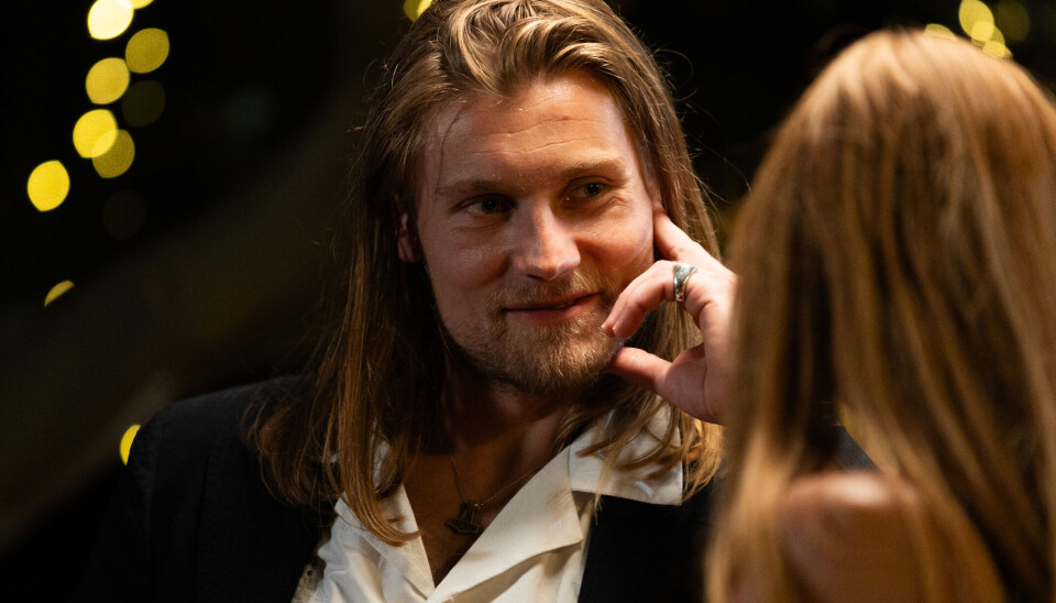 Christian snakker med en kvinde til mingle i 'Bachelor'