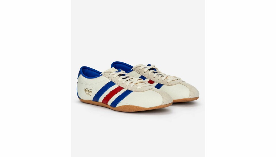 Hvide sneakers med blå og røde striber fra Adidas