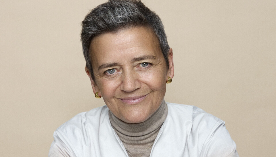 Margrethe Vestager ser ind i kameraet