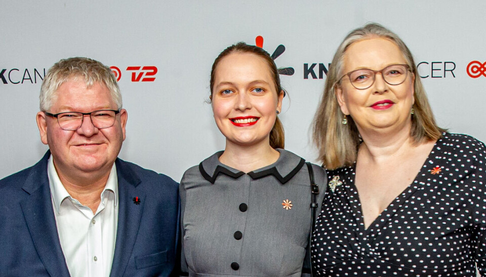 Knæk Cancershow. Lars, Rachel Ellebye og Theresia står på den røde løber.