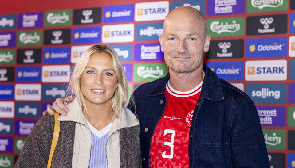 Landskamp Danmark-Grækenland, Parken. Josefine Høgh og Lasse Sjørslev står foran sponsorvæggen.