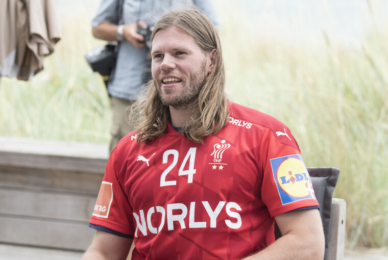 Rørende gestus: Mikkel Hansen klipper alt håret af