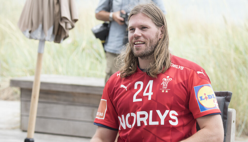 Pressemøde med Danmarks håndboldlandshold - Mikkel Hansen sidder på en stol i sin landsholstrøje.