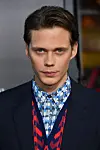 Bill Skarsgård spiller den uhyggelige Pennywise, som lokker små børn ned i kloakkerne.