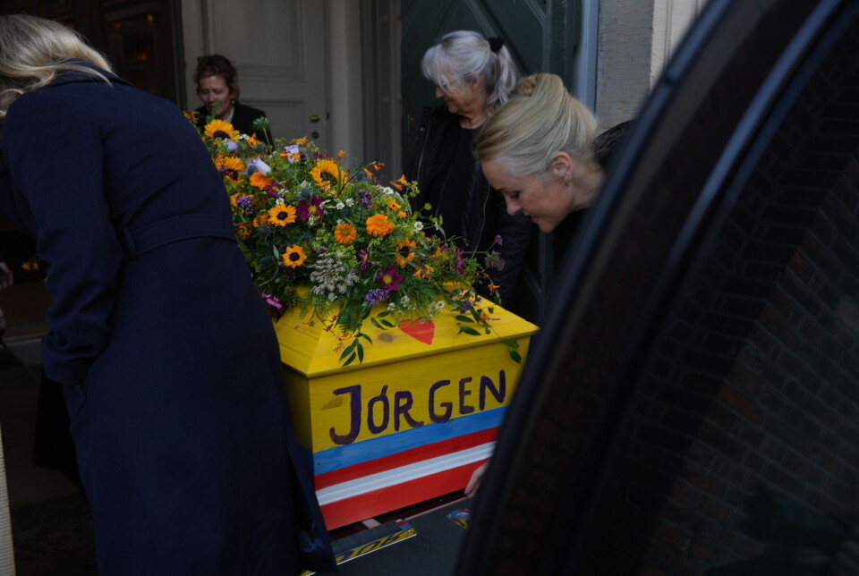 Kisten er malet i gul med teksten 'Jørgen' efterfulgt af et hjerte.
