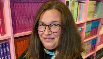 På en café fik Ulrika pludselig en idé til et helt nyt arbejdsliv – i dag bliver hendes bøger læst i hele verden