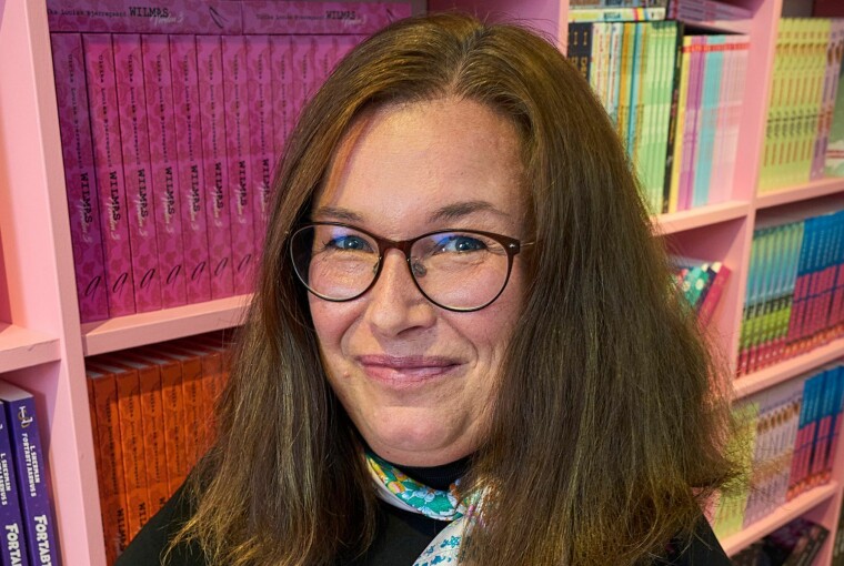 På en café fik Ulrika pludselig en idé til et helt nyt arbejdsliv – i dag bliver hendes bøger læst i hele verden