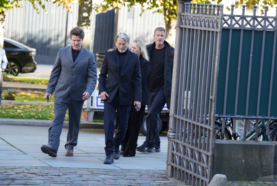Mads Mikkelsen, Thomas Vinterberg, Line Kruse og Anders Thomas Jensen ankommer til kirken.