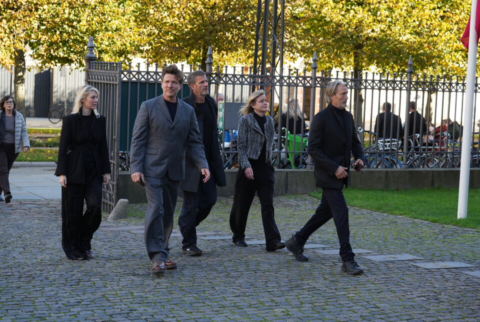 Mads Mikkelsen, Thomas Vinterberg, Line Kruse og Anders Thomas Jensen ankommer til kirken.