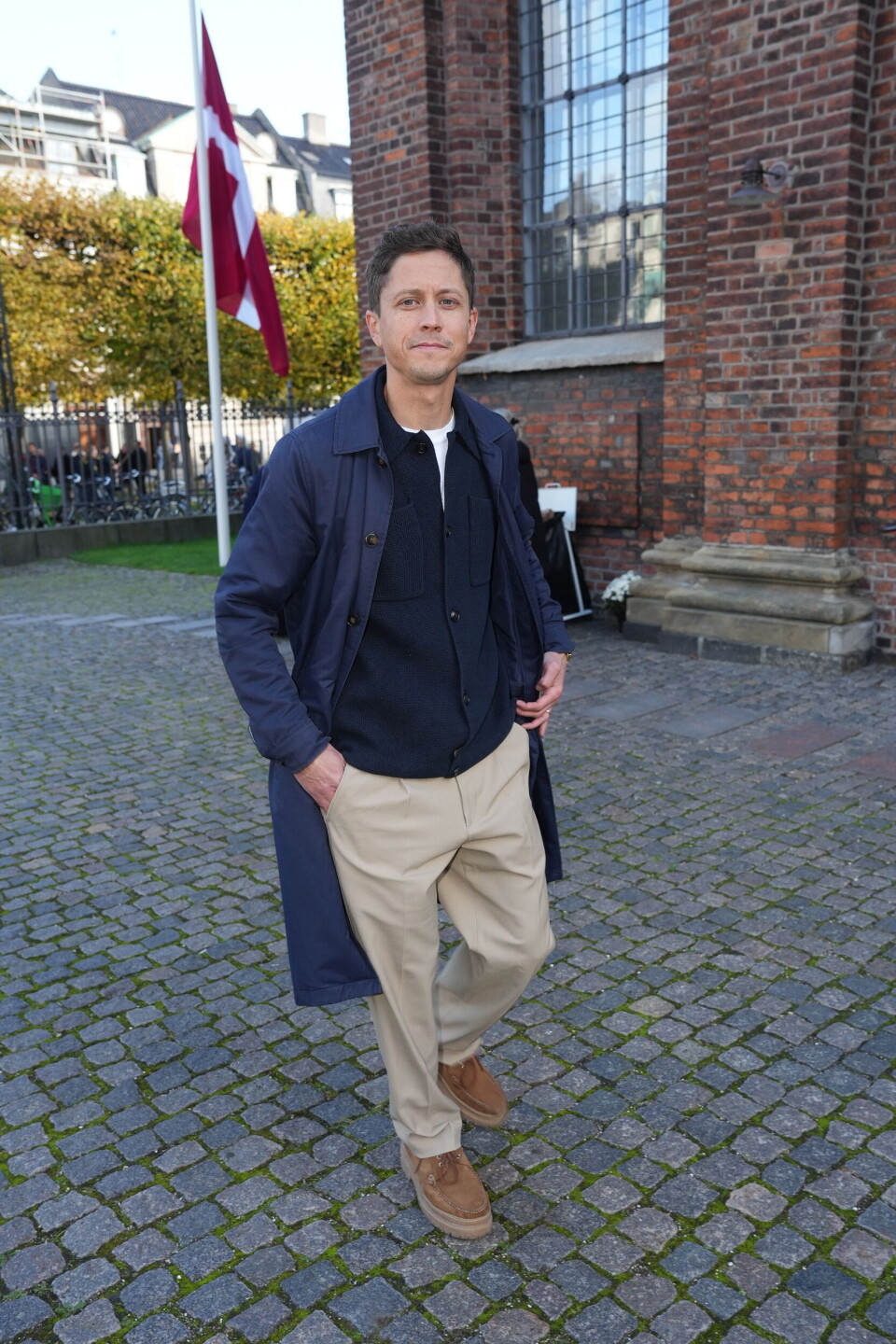Rasmus Staghøj for kirken i lang jakke.