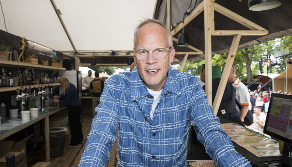 Dennis Ritter på SMUK festival 2025 iført en ternet skjorte og står i baren.