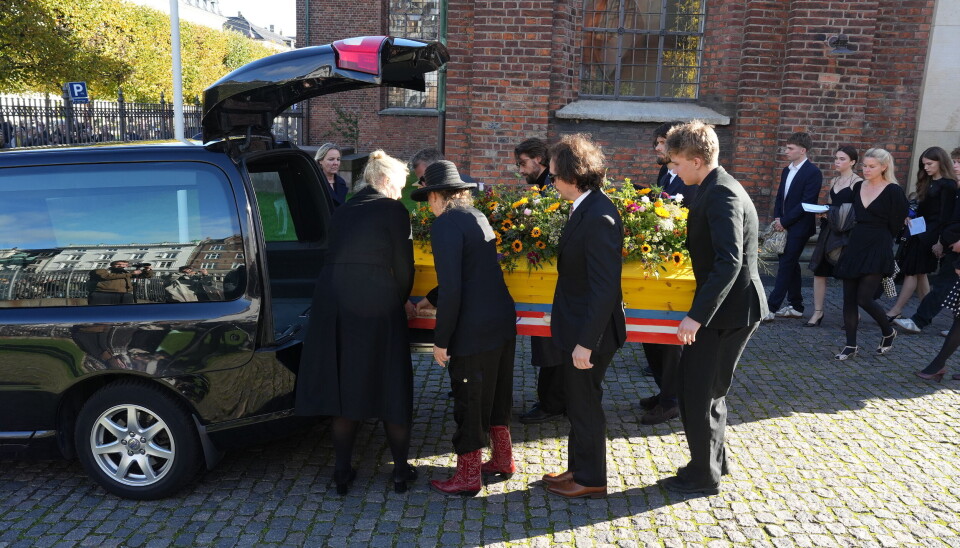 Kisten bæres ud i rustvognen.