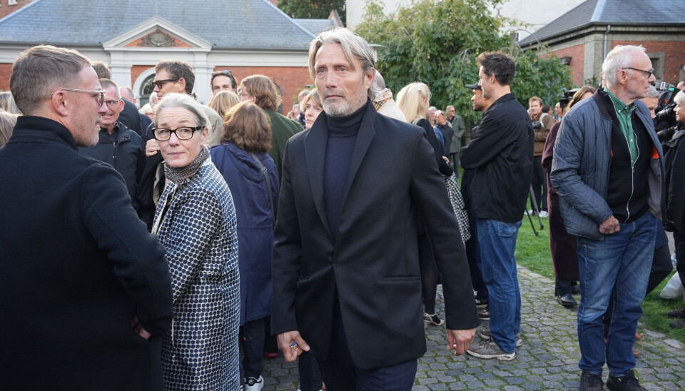 Mads Mikkelsen til Jørgen Leths begravelse.