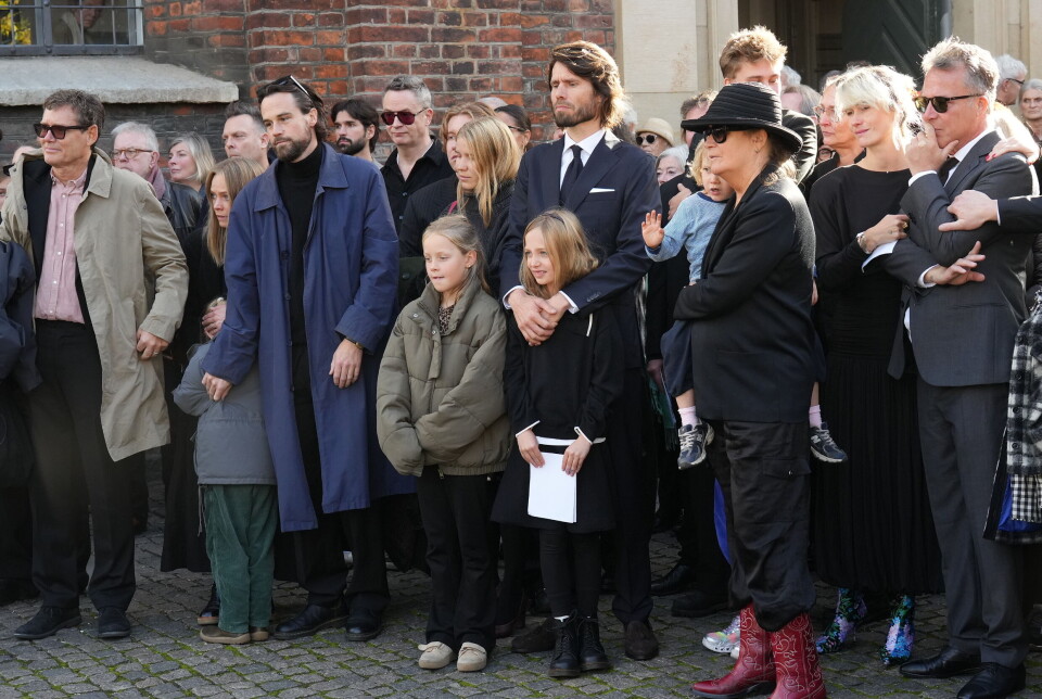 Familie og venner tog deres afsked ved kisten.