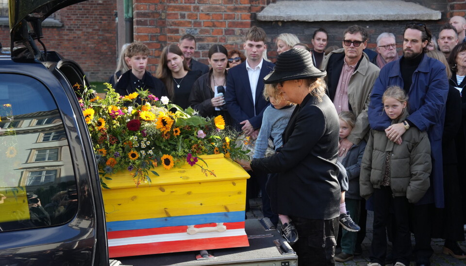 Kisten var smukt pyntet med et blomsterhav.