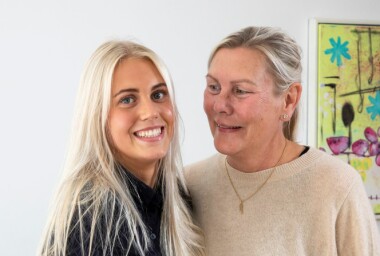 Da Molly blev forældreløs som seksårig, flyttede hun hjem til sin moster: ”Jeg skifter imellem at kalde hende mor og moster”