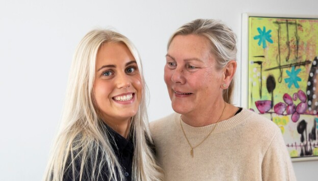 Da Molly blev forældreløs som seksårig, flyttede hun hjem til sin moster: ”Jeg skifter imellem at kalde hende mor og moster”