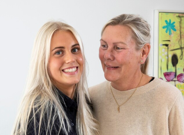 Da Molly blev forældreløs som seksårig, flyttede hun hjem til sin moster: ”Jeg skifter imellem at kalde hende mor og moster”