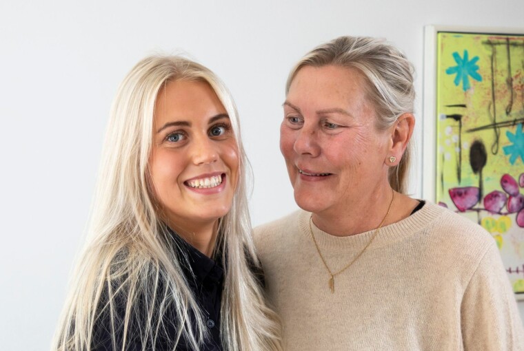 Da Molly blev forældreløs som seksårig, flyttede hun hjem til sin moster: ”Jeg skifter imellem at kalde hende mor og moster”