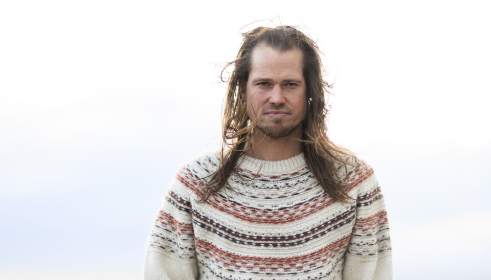 Interview med rockmusiker og sanger Rasmus Madsen hjemme i Hvide Sande. Han er søn af sangeren, musikeren og kunstmaleren Johnny Madsen og opvokset i Vestjylland og på Fanø. Rasmus Madsen pladedebuterede i 2004. Torsdag den 23. januar 2025.