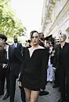 Katy Perry i Paris. hun står midt på gaden.