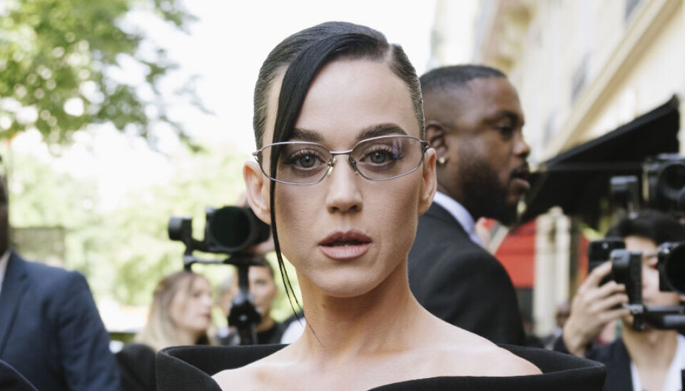Katy Perry i Paris. hun står midt på gaden.